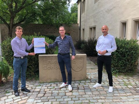 Übergabe der Urkunde von Photovoltaik-Netzwerk BW an den Vorsitzenden des Regionalverbandes Heilbronn-Franken